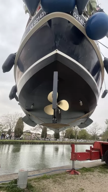 Réparation d’hélice de bateau à Castelsarrasin : la grue de levage du Chantier Fluvial en action , aux alentours de Toulouse, Fluvial Boats